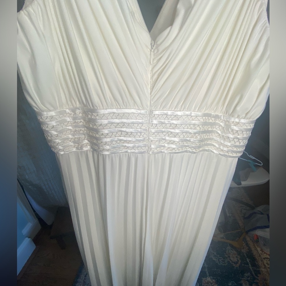 Suzi Chin Boutique white pleated dress. Size 12 - Picture 11 of 11